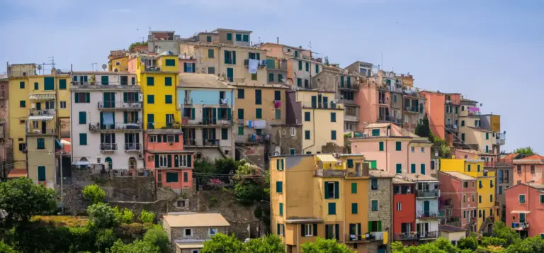Casario colorido construído na encosta de um morro