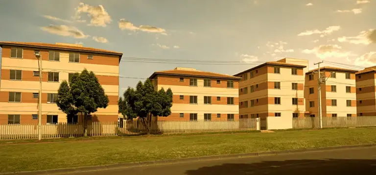 Conjunto de prédios residenciais de quatro andares ao entardecer