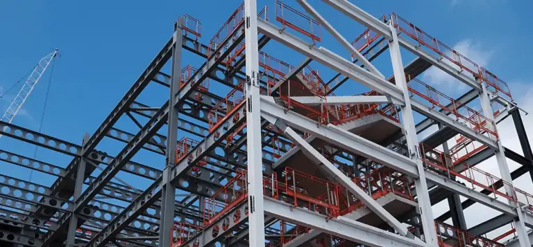 Estrutura metálica de um edifício em construção, com vigas de aço aparentes