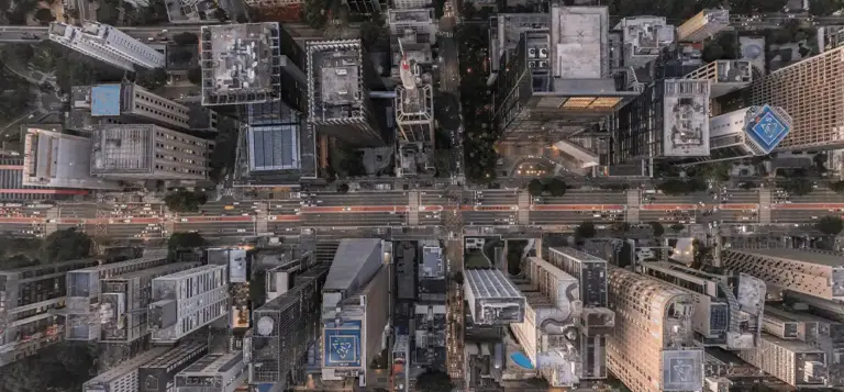 Vista aérea de uma cidade densamente construída, com avenidas e prédios