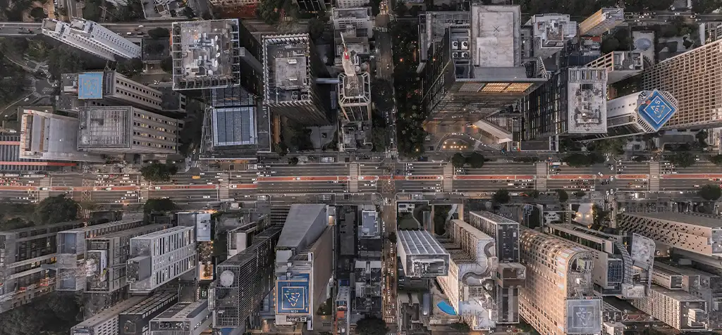 Vista aérea de uma cidade densamente construída, com avenidas e prédios