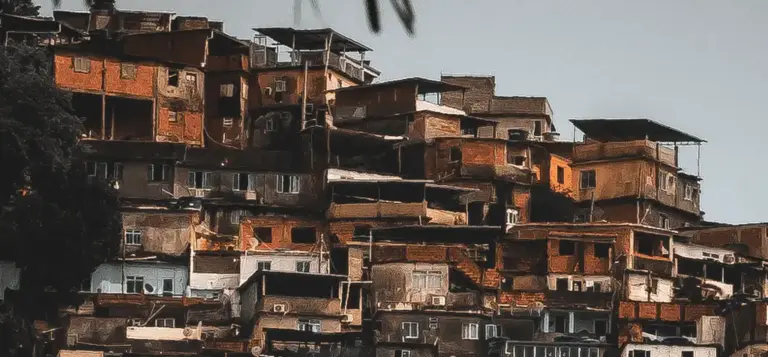 Casas de alvenaria empilhadas na encosta de uma comunidade