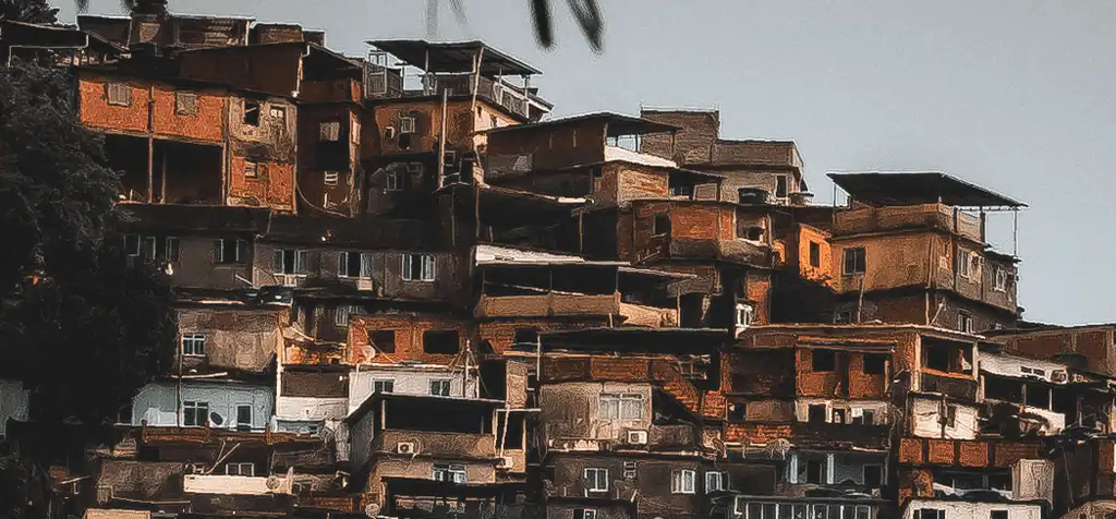 Casas de alvenaria empilhadas na encosta de uma comunidade