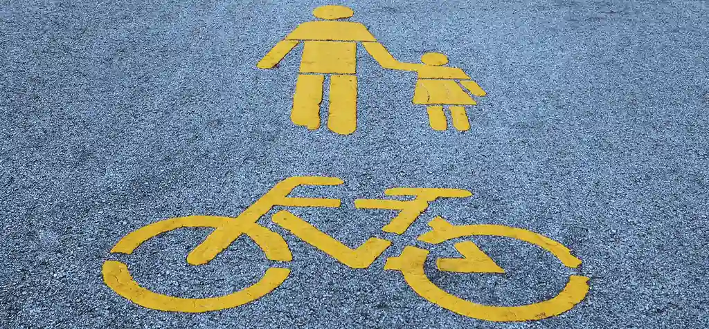 Sinalização amarela de pedestres e ciclistas pintada no asfalto