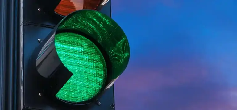 Semáforo aberto no verde contra o céu do fim de tarde