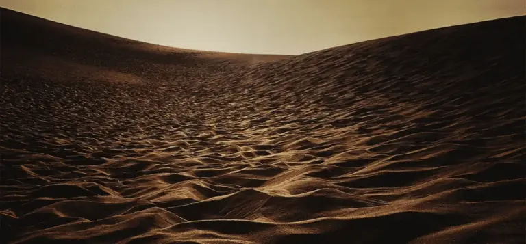 Dunas de areia se estendendo até o horizonte no deserto