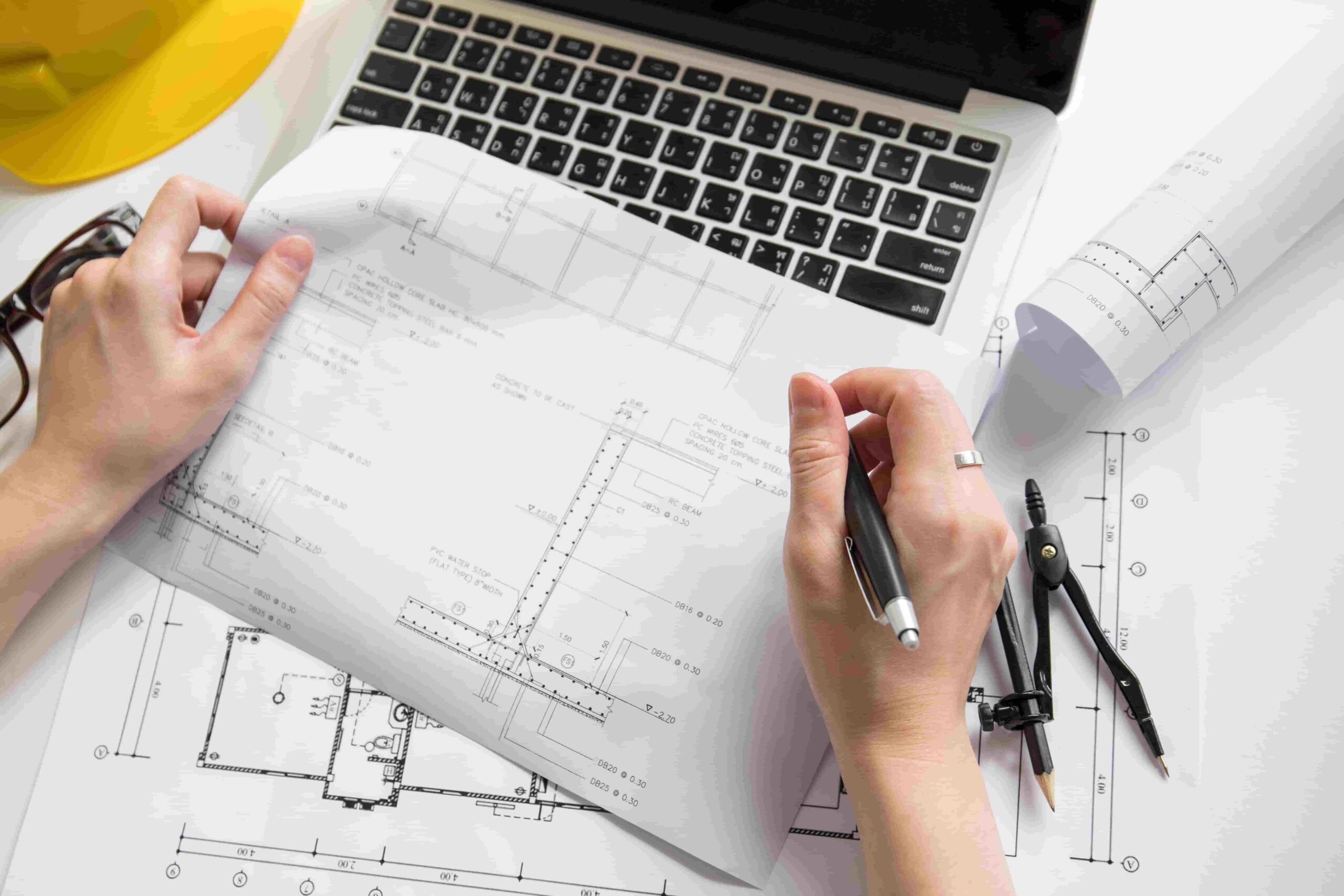 Um engenheiro analisa um projeto de engenharia.