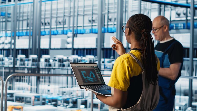 Profissionais analisam dados em fábrica automatizada, cenário de indústria 5.0